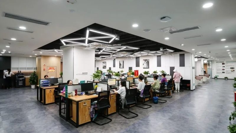 签订电工培训包就业合同时，首先要明确合同内容。合同应包括但不限于以下条款：
