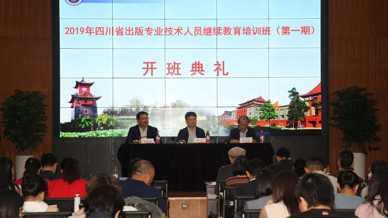 叉车操作后，应及时进行清洁和保养，以延长叉车的使用寿命。具体包括：
